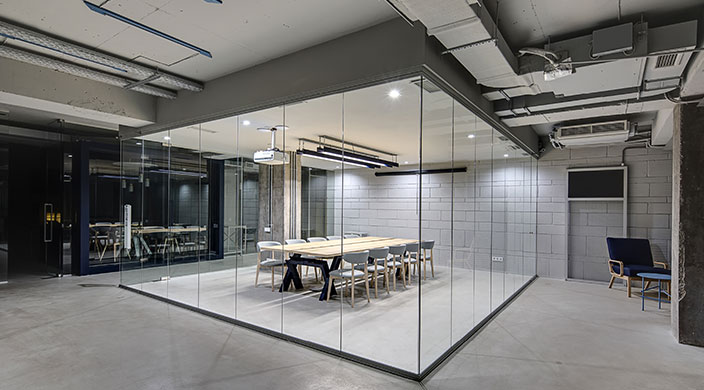 Frameless Office Glass Partition Dubai